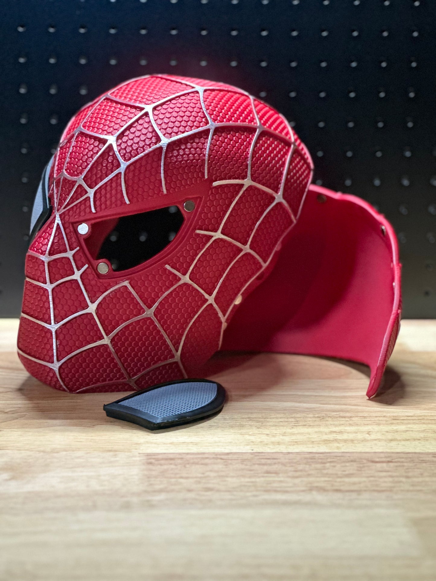 Tobey Maguire Spider-Man Helmet (2002 Raimi Trilogy) – 3D Printed Cosplay Mask Replica with Magnetic Assembly, Custom Sizes